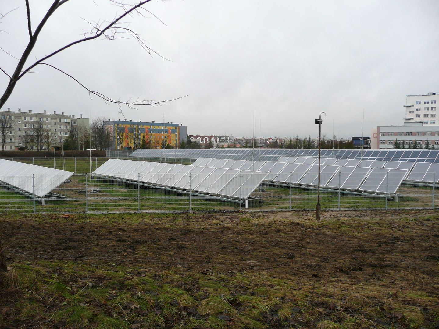 Zdjęcie do wiadomości Budowa elektrycznej instalacji fotowoltaicznej i solarnej na terenie Szpitala Wojewódzkiego w Łomży