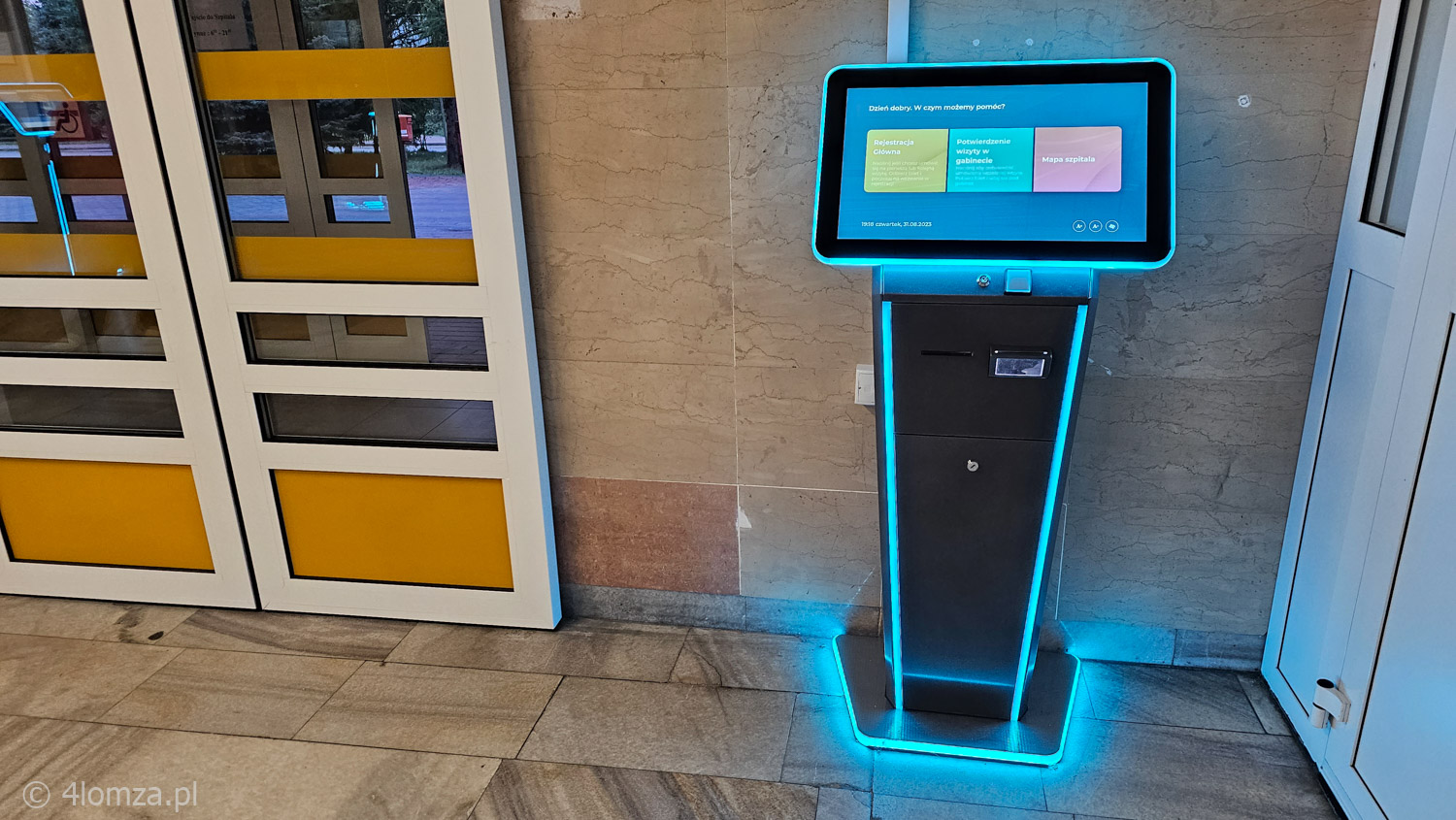 Info kiosk stojący przy wejściu do szpitala